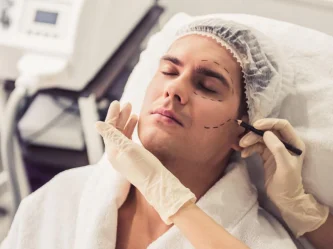 جراحة التجميل للرجال: ما هي العمليات الأكثر طلباً في 2025؟