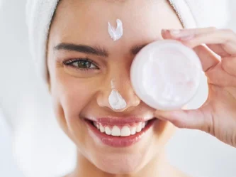 Acide polyglutamique : l'hydratant surpuissant pour une peau rebondie